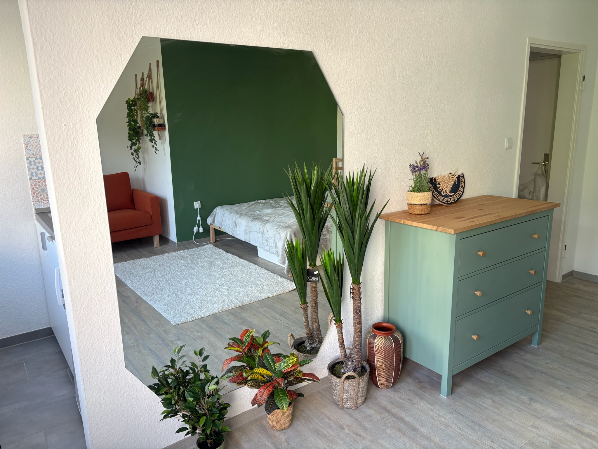 Spiegel und Kommode“>
            </div>
            <div class=